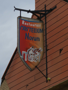 833967 Afbeelding van het uithangbord aan de voorgevel het vervallen, leegstaande restaurant 'Castellum Novum' ...